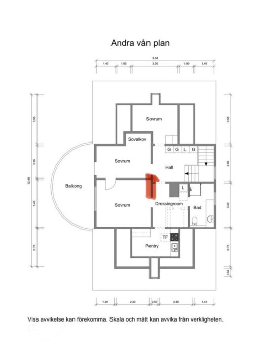 Ritning av andra våningsplan i en byggnad med röd markering som visar lutning i hallen.