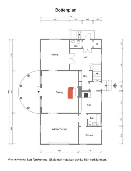 Planritning av en bottenvåning med en röd markering i salongen som indikerar lutningsriktning.