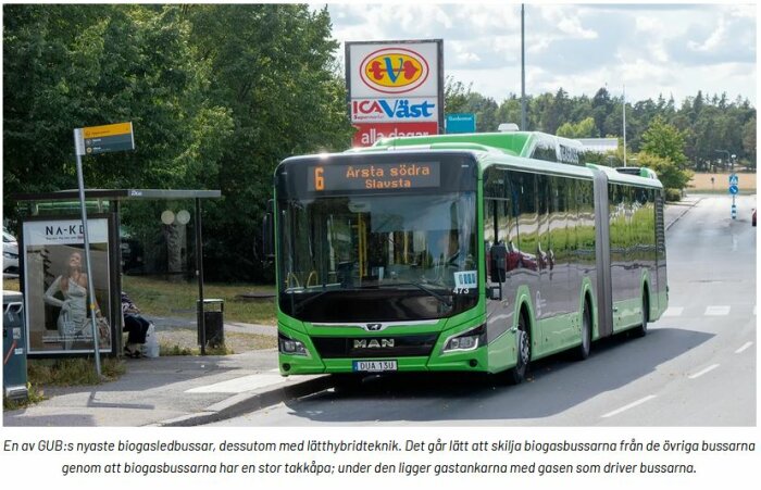 Grön biogasbuss med gastank på taket vid busshållplats, ICA Väst-skylt i bakgrunden.