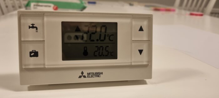 Trådlös termostat från Mitsubishi Electric visar 20,5°C och är i pausat läge.