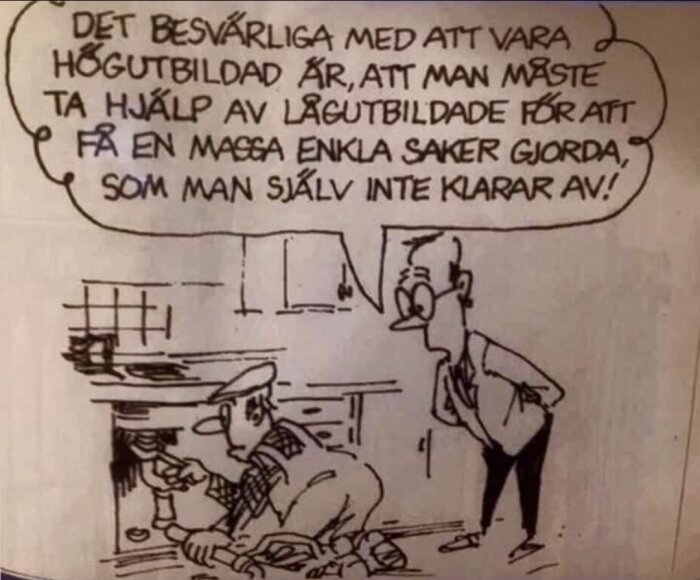 Seriebild där en person i yrkesklädsel arbetar medan en annan i kostym ser fundersam ut, med pratbubbla om att vara högutbildad.