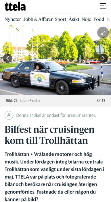 Polisbil dekorerad för cruising patrullerar under Motordag i Ånimskog.