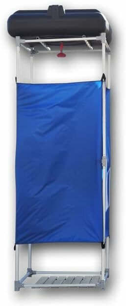 Enkel portabel utedusch med blått draperi och svart vattentank ovanpå.