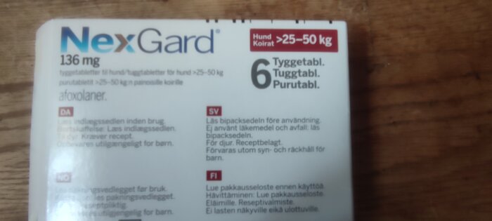Förpackningen för NexGard 136 mg tuggtabletter för hundar som väger mellan 25-50 kg.