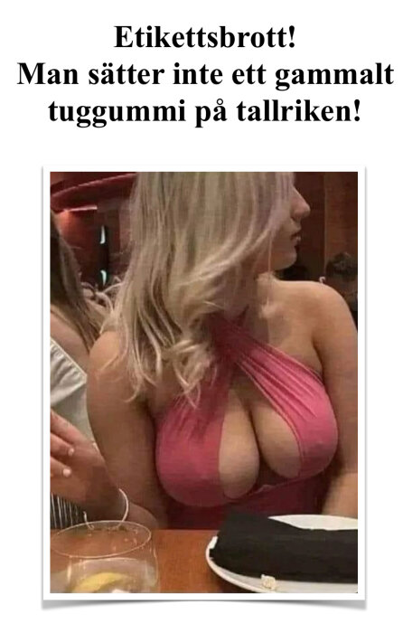 Meme med texten "Etikettsbrott! Man sätter inte ett gammalt tuggummi på tallriken!" över en bild av en kvinna i en röd klänning vid ett matbord.