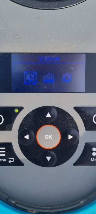 Display på en robotgräsklippare med ikoner för schema, playknapp och inställningar, men saknar tulpanikonen.