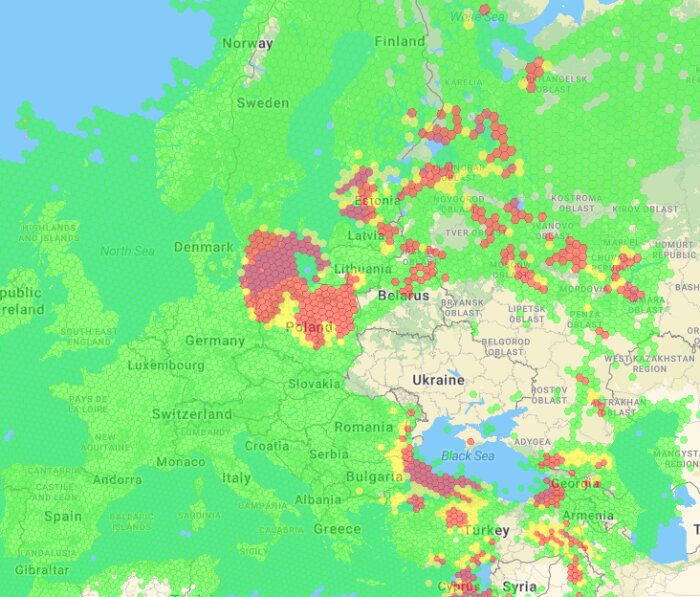 Karta som visar GPS-störningar i Europa med fokus på östra regionen i rött och gult.