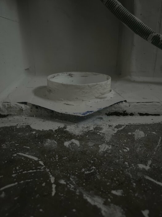 Nytt WC-avlopp på betonggolv med felaktig höjd och koppling under badrumsrenovering.