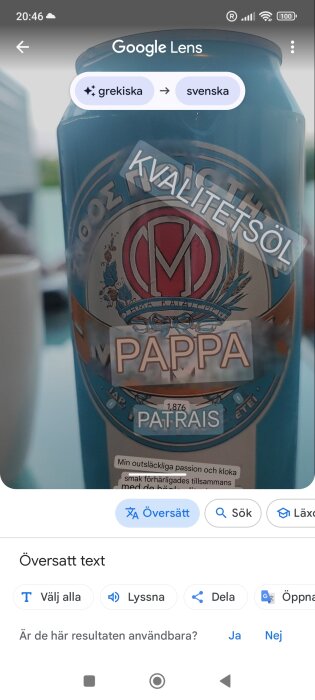 Skärmbild av Google Lens-översättning visar en ölburk med texten "PAPPA" från grekiska till svenska.