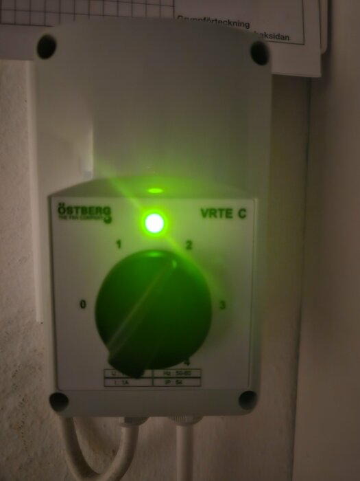 Östberg 5-stegs transformator för ventilation med vred på inställning och grön indikatorlampa.