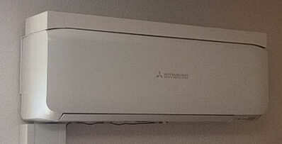 Inomhusenhet av en luft-luft värmepump monterad på en vägg, möjligt modifierad med en filterlåda.