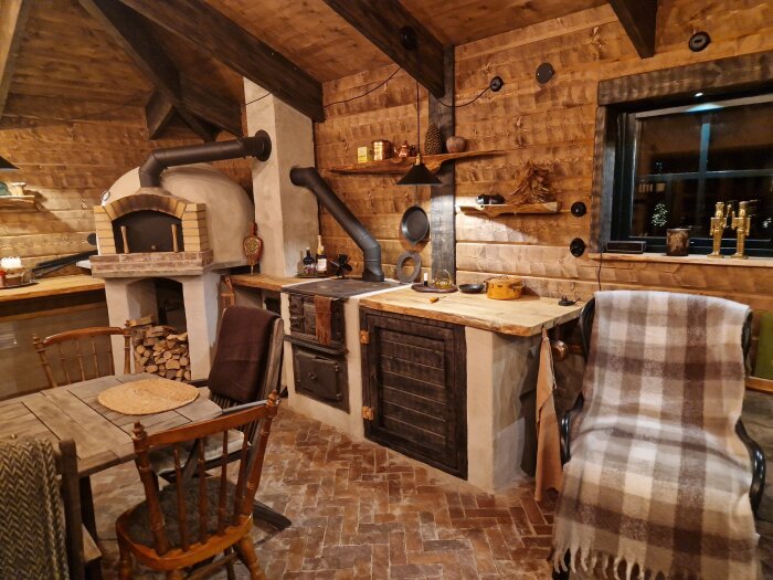 Rustikt kök med vedeldad ugn, träväggar, stengolv och inredning i lantlig stil.