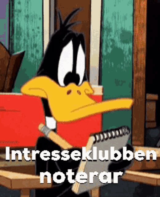 Animerad figur av Daffy Duck som skriver i en anteckningsbok med texten "Intresseklubben noterar".