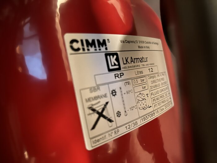 Etikett på en röd CIMM expantionskärl för vatten med tekniska specifikationer.