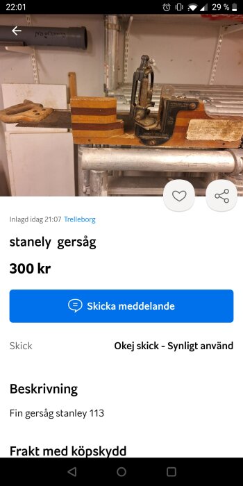 Gamla snickeriverktyg: Stanley handsåg och gersåg upplagda på arbetsbänk.