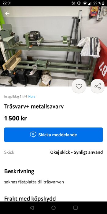 Verkstadsutrustning med en grön trä- och metallsväng ovanpå en arbetsbänk inklusive tillbehör.