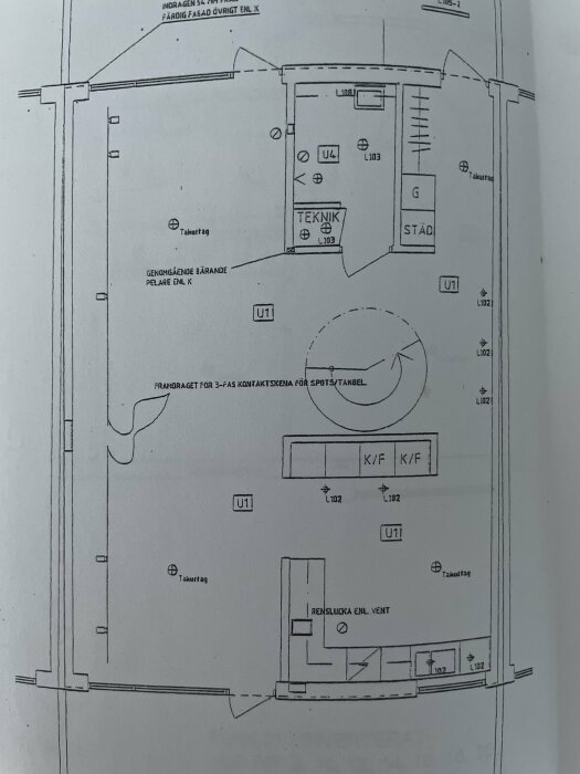 Konstruktionsritning av tvåvåningsradhus planlösning med markerade bärande element.