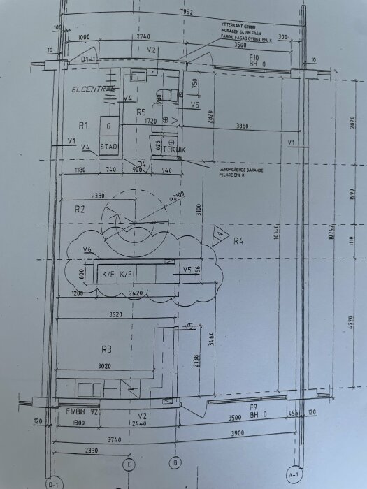 Arkitektonisk ritning av en våningsplan med mått och rumsbeteckningar.