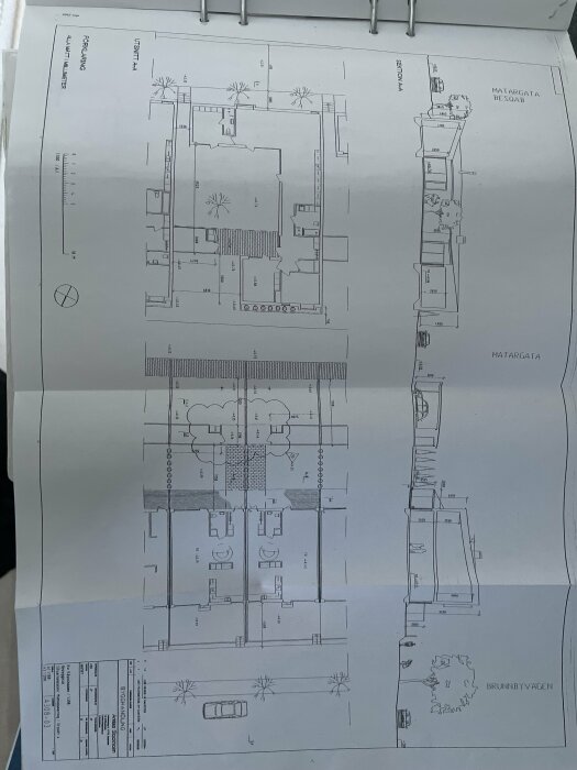 Arkitektritning av en byggnad med markerade rum och mått, inklusive planvyer av övervåning och bottenplan.