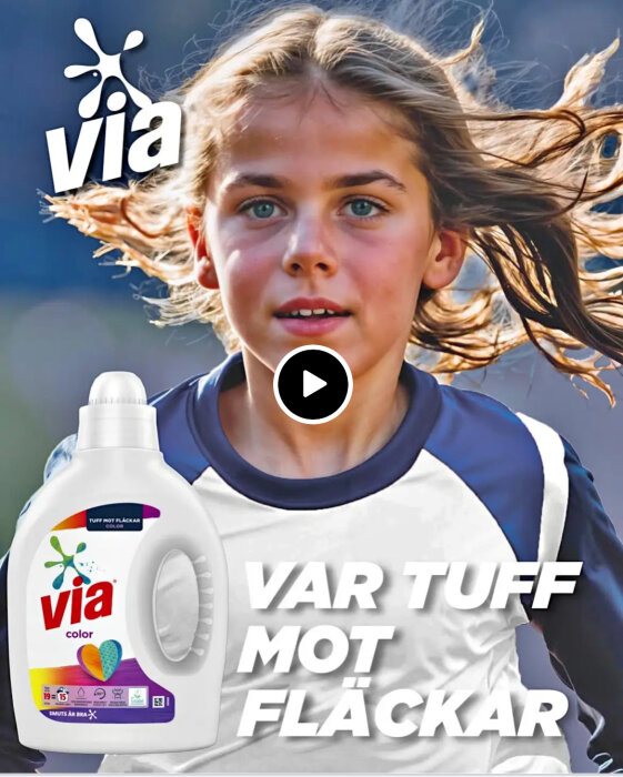 Flicka springer med en flaska Via Color tvättmedel och texten "VAR TUFF MOT FLÄCKAR".