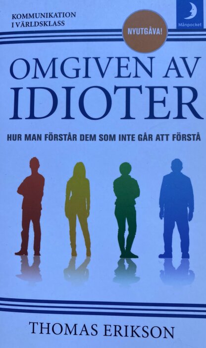 Omslagsbild på boken "Omgiven av idioter" med silhuetter av tre personer.