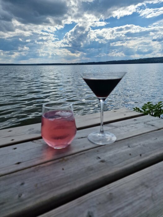 Två drinkar på träbrygga framför sjö och molnig himmel: Gin och Tonic samt Espressotini.