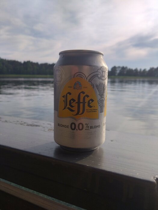 En burk Leffe Blonde 0,0% alkoholfri öl framför en sjövy.