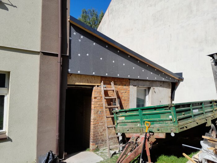 Renoveringsprojekt av en trapezoid takstruktur, dalränna och fönsterbleck med delvis ersatta väggar.
