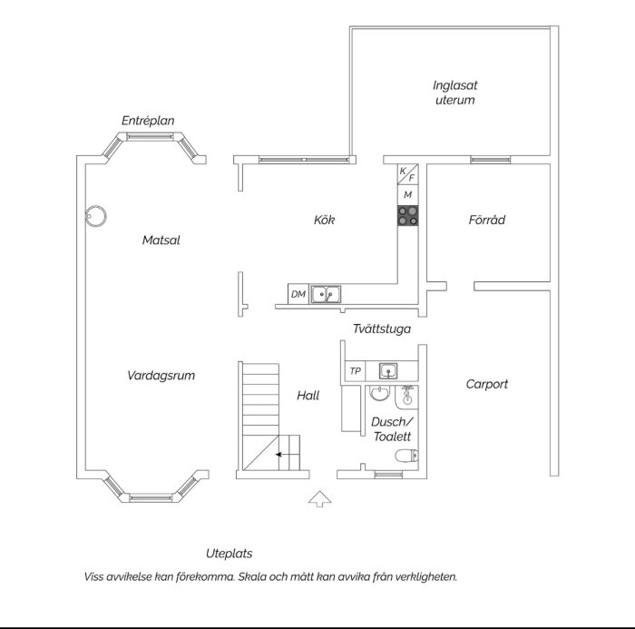 Planritning över ett radhus med vardagsrum, kök, matsal, och sovrum. Noterat är inglasat uterum och carport.