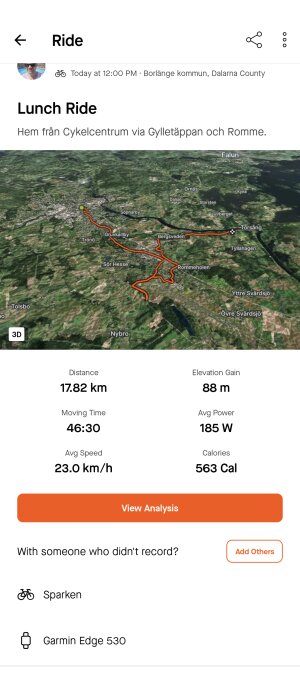 Satellitkarta med markerad cykelrutt i rött, omgivna platser och cykelturstatistik med distans, tid och hastighet.