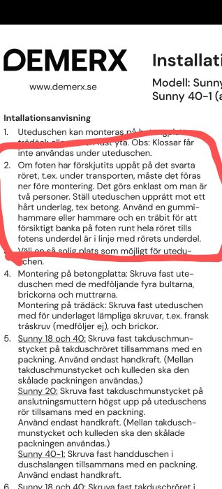 Del av en instruktionsmanual för installation av en utomhusdusch, där justering av foten med gummiklubba beskrivs.