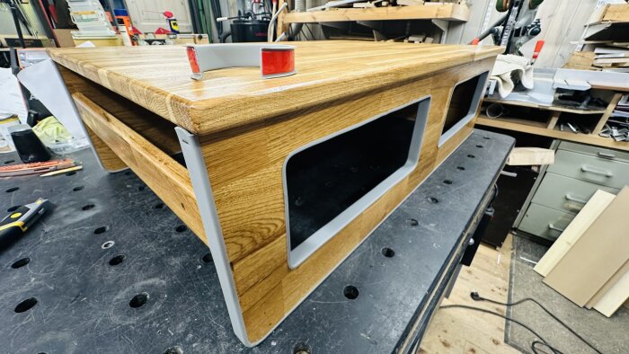 Renoverad båtförarsätets låda av trä med Festool Dominobrickor och skyddslist i en verkstad.
