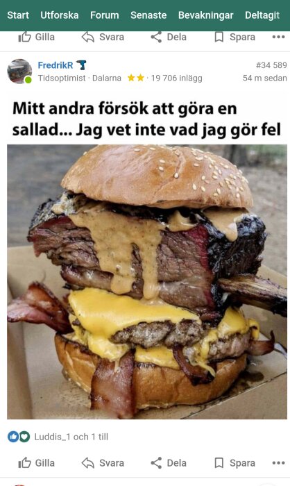 Överdriven hamburger med flera stora köttskivor och smält ost utan grönsaker.