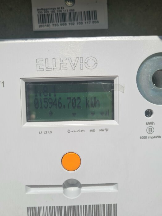 Elmätare som visar en förbrukning på 015946,702 kWh.