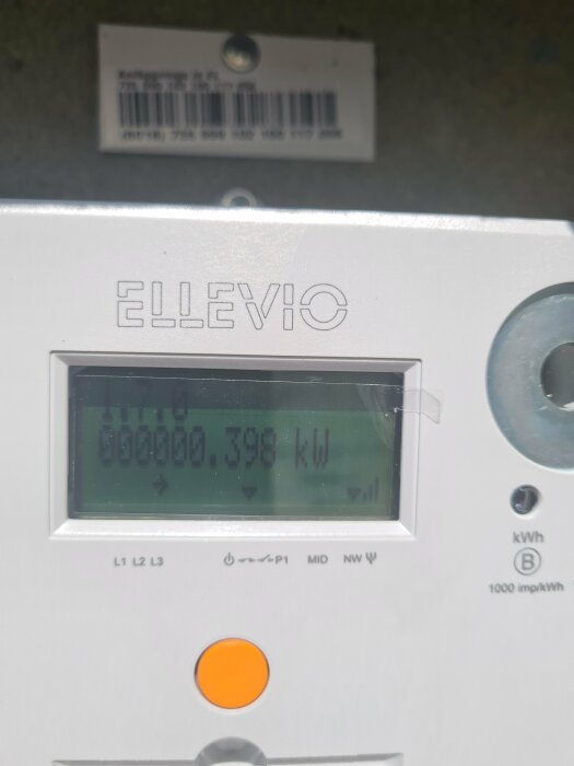 Elmätare visar läsning på 0.398 kW, med en orange knapp och symboler för elektriska faser.