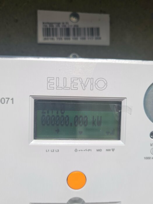 Elmätare visar 0.000 kW förbrukning på dess display.