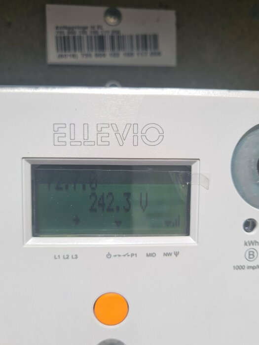 Elmätare visar 242.3 V på displayen, varumärket "ELEVO" synligt ovanför.