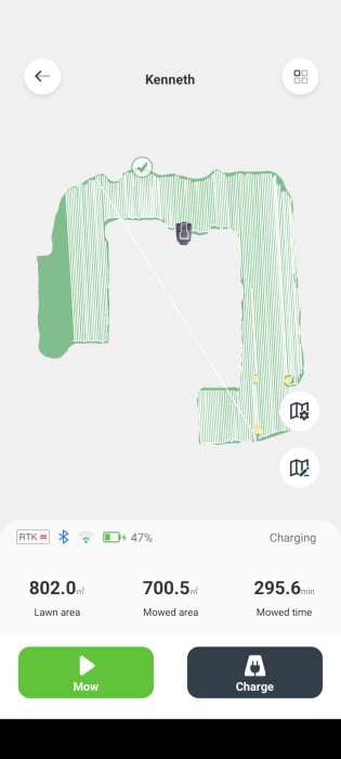 Skärmklipp av en gräsklippares mjukvaruinterface som visar en karta över en klippt gräsmatta och laddningsstatus.