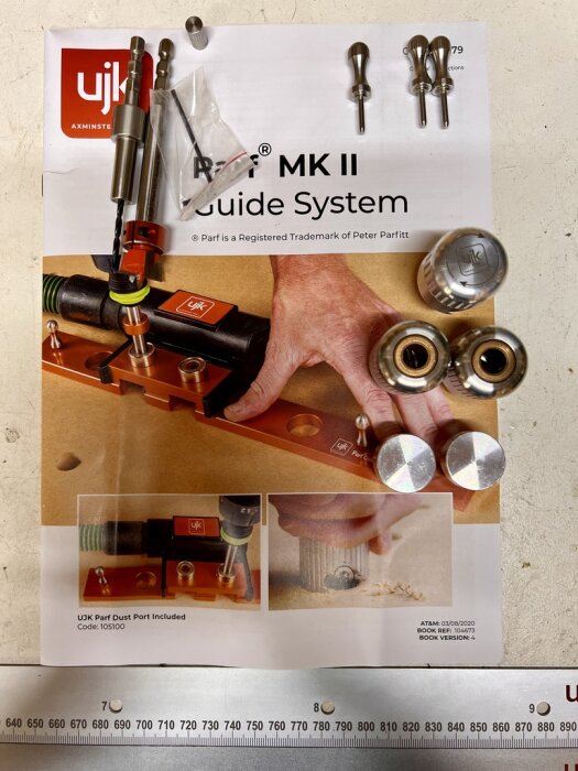 UJK MK II Guide System-paket för MFT-bordshål med linjaler, borrstyrningar och borr synligt, delvis i förpackning.