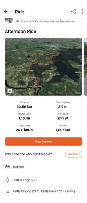 Cykelträningspass registrerat med app, visar rutt på karta, distans, tid, hastighet, höjdvinst och kalorier.