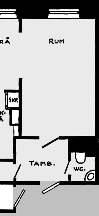 Svartvit ritning av en lägenhetsplan med markerad potentiell vägg bakom isoleringsmaterial.