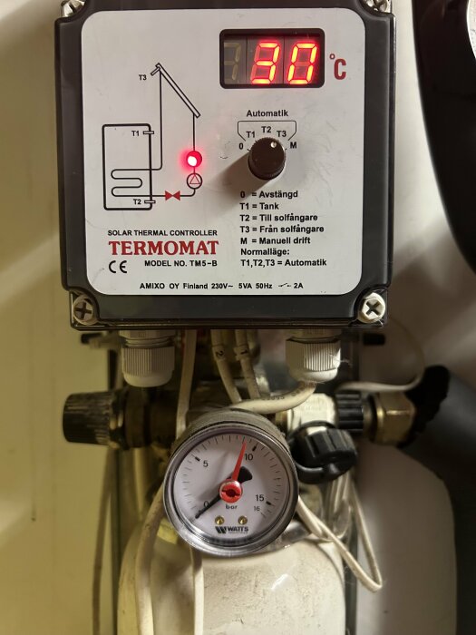 Solcellstermometer som visar 80 grader och manometer med 0 bar tryck på solfångarsystem.