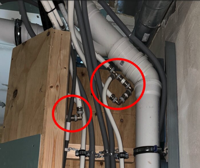 VVS-installation med pressade kontakter och rör, utan fördelarskåp, markerade områden visar brister.