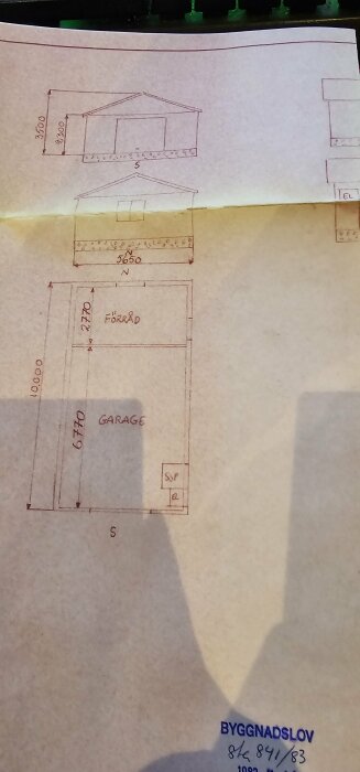 Äldre ritningar av ett garage med måttangivelser och konstruktionsdetaljer, märkt 'BYGGNADSLOV' från 1983.