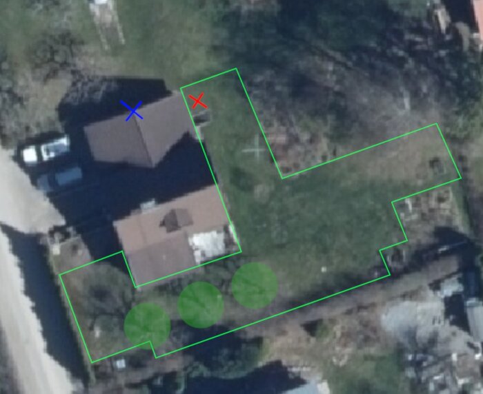 Satellitbild av ett hus med markerade platser för laddare (röd) och antenn (blå), med nedre byggnaden som garage.