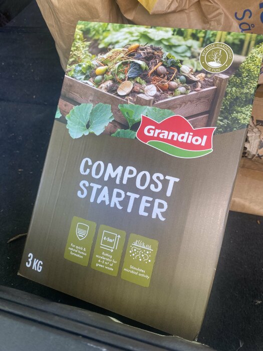 Förpackning av Grandiol Compost Starter, 3 kg, med text och bild för kompostering.