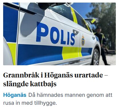 Svensk polisbil i fokus med poliser i bakgrunden, förmodligen på en incidentplats.