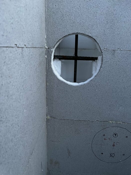 Rund öppning med armeringsjärn i betongvägg förberedd för infästning av lamelltäcke.