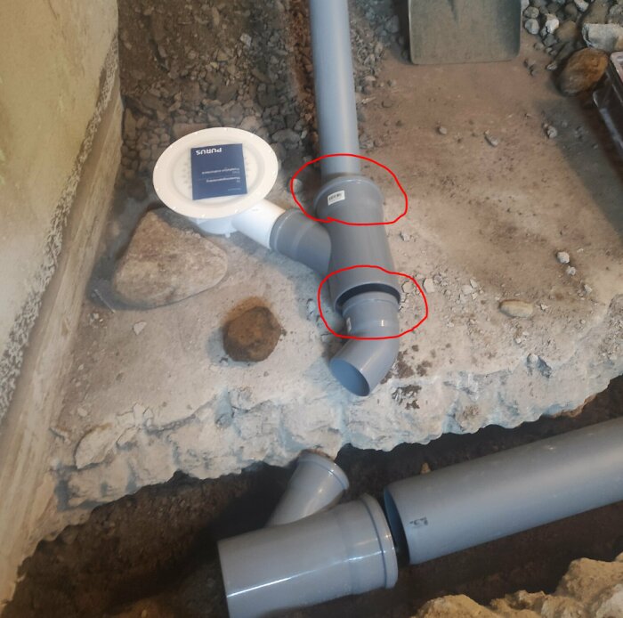 PVC-rörinstallation i betonggolv med övergångar märkta, möjlig fråga kring rördimensioner 75-110-75.