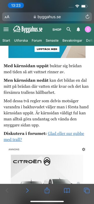 Skärmdump av ett diskussionsinlägg på byggforumet byggahus.se om korrekt riktning för trall.